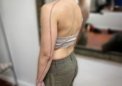 Tracé préparatoire d'un projet de tatouage sur le dos et le bras