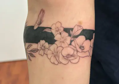 Tatouage bracelet floral, fleurs de cerisier sur bandeau noir