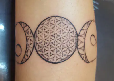 Tatouage géométrique fleur de vie et triple lune en dotwork