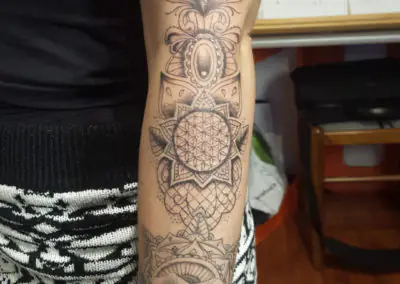 Manchette de tatouage ornementale avec fleur de vie en dotwork