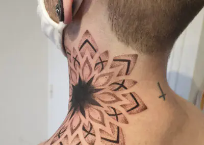 Tatouage mandala géométrique en dotwork sur le cou