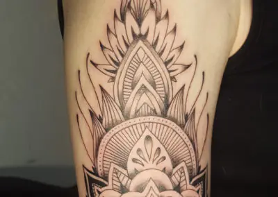 Tatouage mandala ornemental en dotwork sur l'épaule