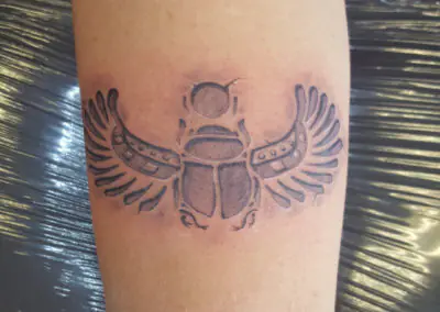 Tatouage de scarabée égyptien ombré en noir et gris