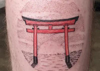 Tatouage de torii japonais rouge en dotwork